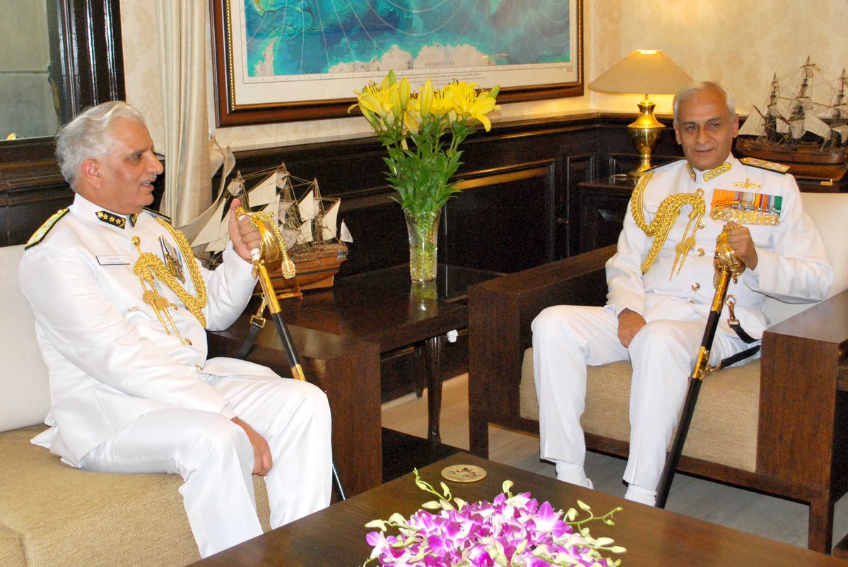 महानिदेशक, भारतीय तटरक्षक 08 जून 16 को नौसेना प्रमुख से मिलते हुए । 