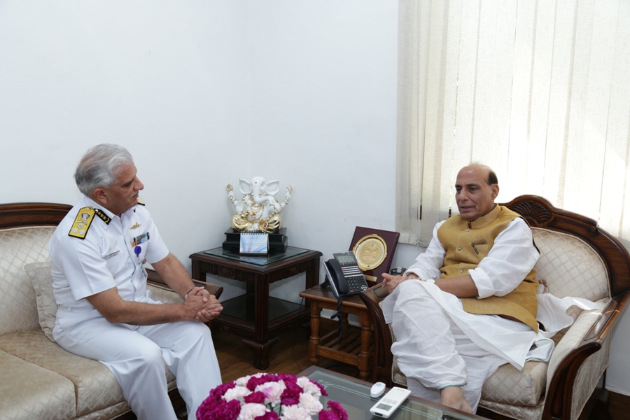 महानिदेशक, भारतीय तटरक्षक 06 जून 16 को श्री राजनाथ सिंह, माननीय गृहमंत्री, भारत सरकार से मिलते हुए ।
