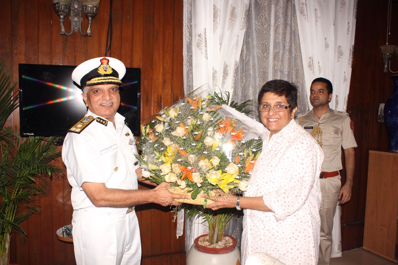 महानिदेशक, भारतीय तटरक्षक 11 जून 16 को मिस किरन बेदी, उपराज्यपाल पुडुचेरी से मिलते हुए ।